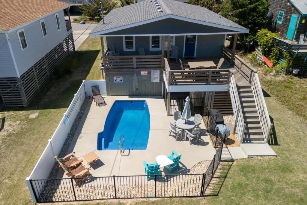 vista sul tetto di una piscina di fronte a una casa di Private Pool Hot Tub and 4Min Walk to Beach a Kill Devil Hills
