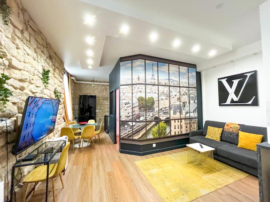 un salon avec un canapé et une télévision dans l'établissement 154 - Urban Atelier Home Cinema in Paris, à Paris