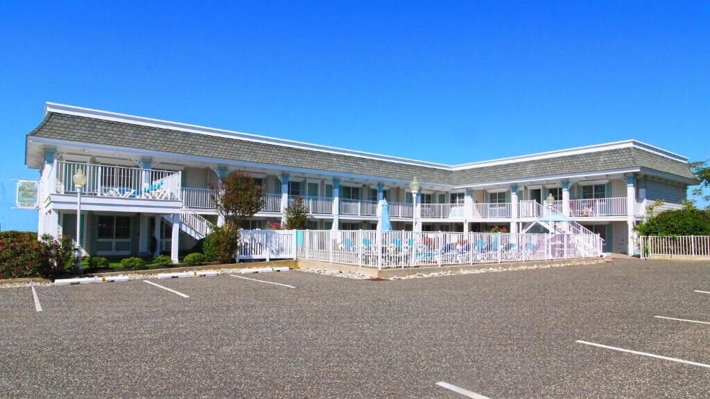 un edificio con molte sedie in un parcheggio di Broadway Beach Unit 1 a Cape May