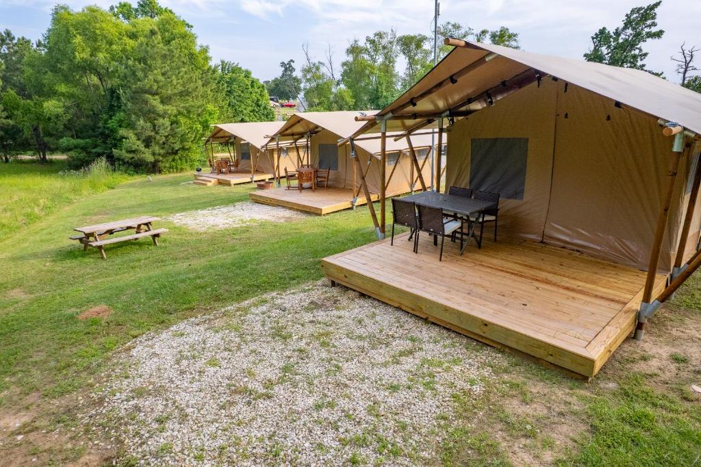 Zahrada ubytování Waterfront Glamping Retreat near Lake Livingston
