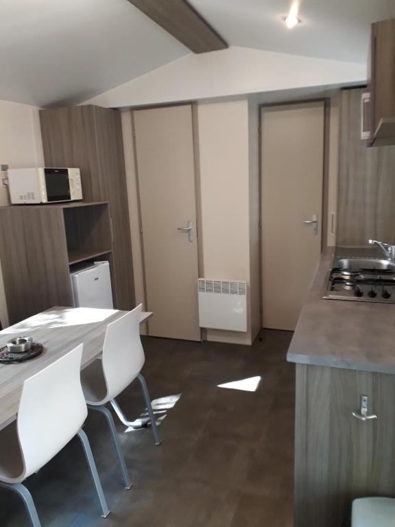 Kuchyň nebo kuchyňský kout v ubytování Camping Le Chassezac