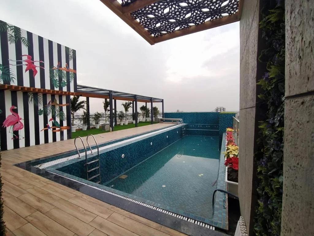 ジャイプールにあるUpasana Luxurious Apartmentの建物の屋上にあるプール