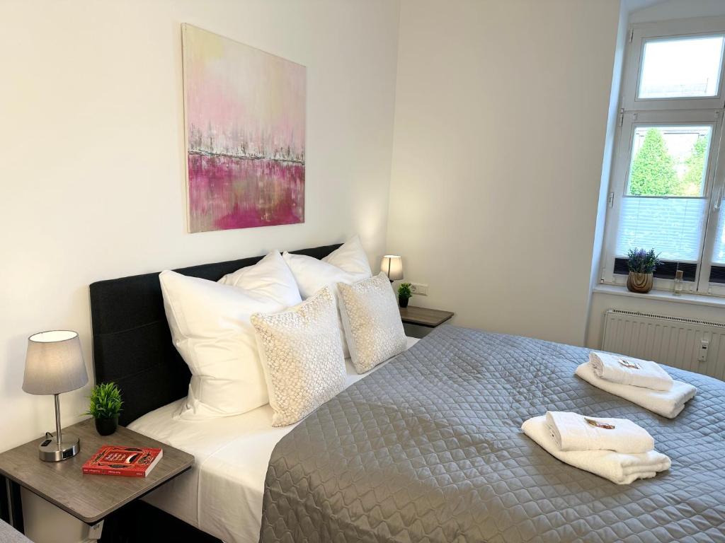ルートヴィヒスブルクにあるbella casa - Business&Family, Schloßblick, Parkplatz, SmartTV, Netflix, Waschmaschine, 24h Checkin, 31qm, AP 7のベッドとタオル2枚のある寝室