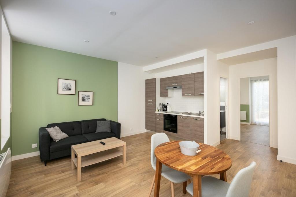 un salon avec un canapé et une table dans l'établissement T2 Kig Ha Farz, à Brest