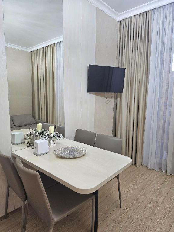 TV a/nebo společenská místnost v ubytování Spacious apartment by the sea