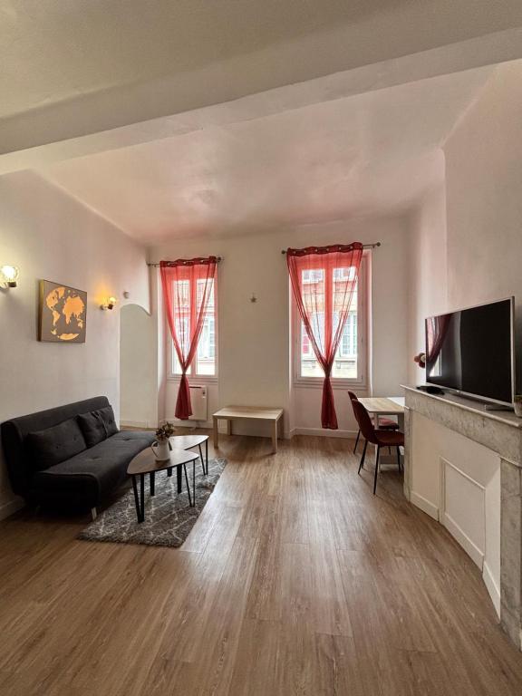 un salon avec un canapé et une télévision dans l'établissement La plaine - T1BIS- Clim, à Marseille