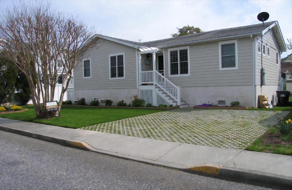 una casa con un vialetto di fronte di Congress Cottage a Cape May