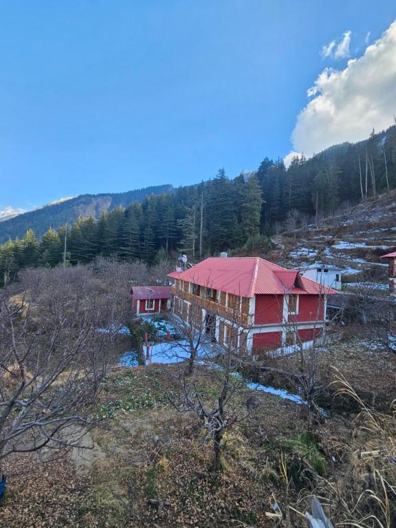 JāmbにあるHimalaya Vistaの畑の赤屋根の家