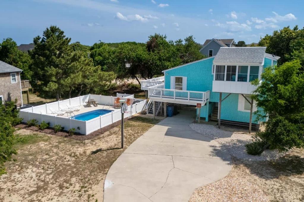 Hồ bơi trong/gần Pool with FREE HEAT Hot Tub Short Walk to Beach