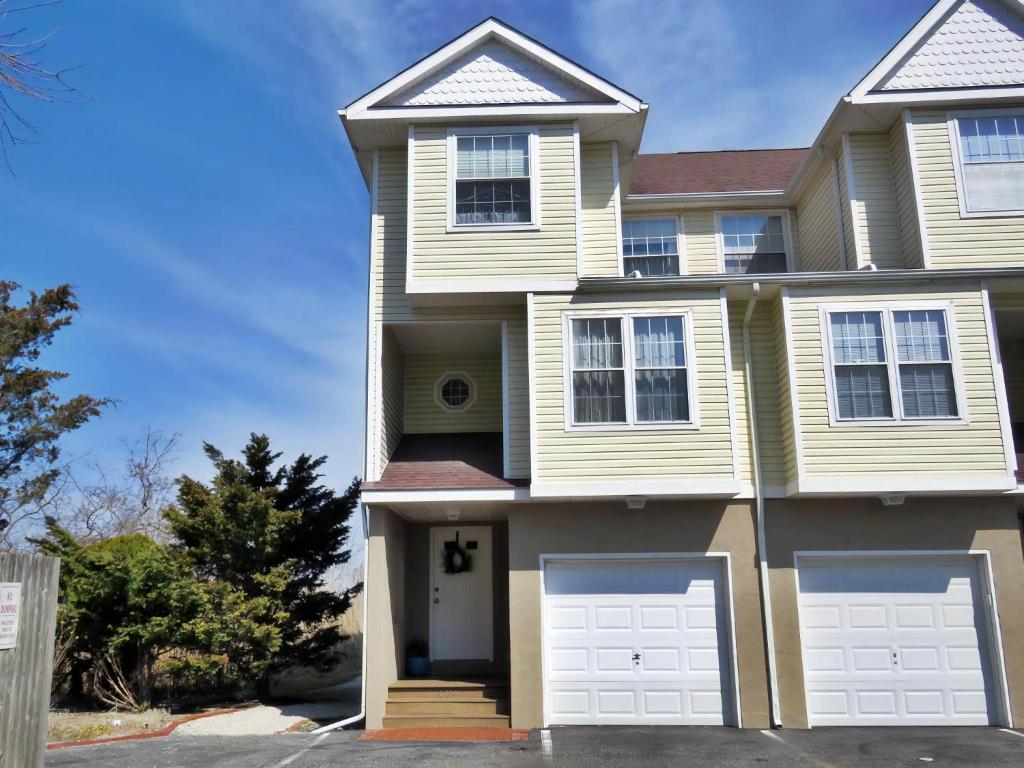 une maison avec deux portes de garage blanches dans l'établissement Cape Island Creekview, à Cape May