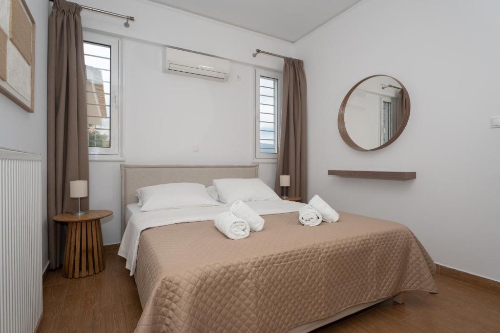sypialnia z łóżkiem z ręcznikami w obiekcie Villa Dream Apartments w mieście Vasiliki