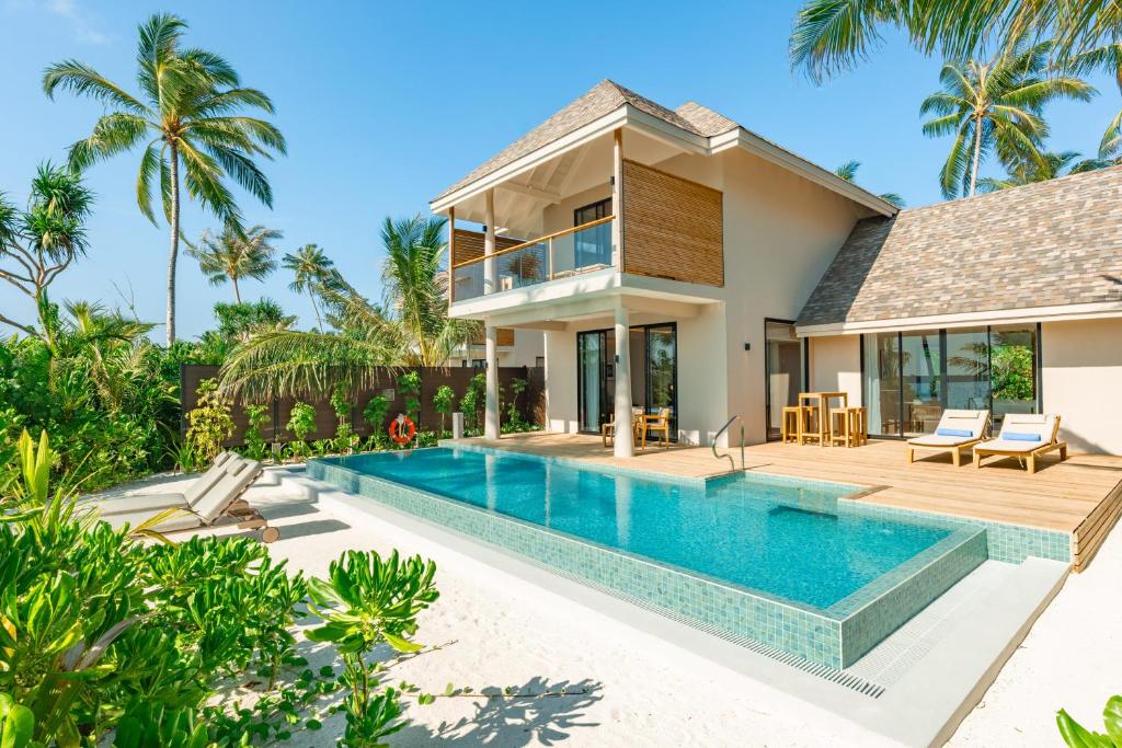 Toàn cảnh villa hai tầng sát biển với hồ bơi và sân hiên