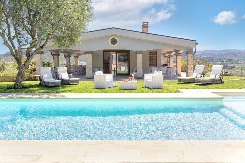アルゲーロにあるVilla Janas Luxury Villa surrounded by large park, swimming pool, parking and Wifiの家の前にプールがある家