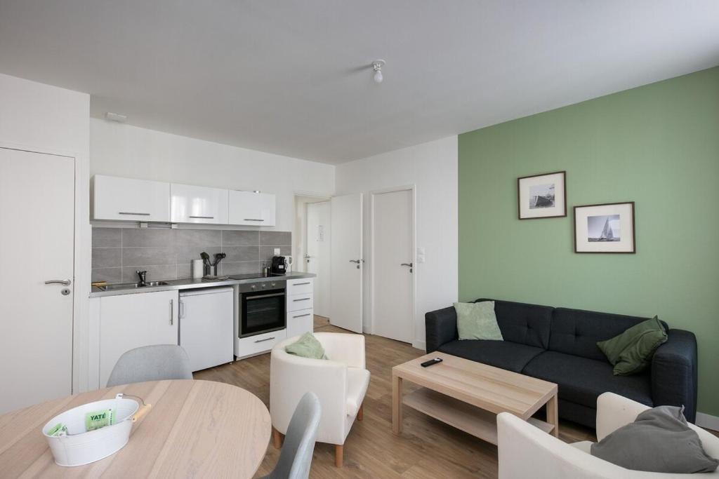 un salon avec un canapé et une table dans l'établissement T3 Far, à Brest