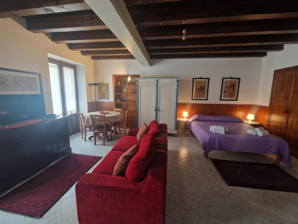 una camera da letto con un letto e un divano rosso di Massimo Central Flat a Palermo