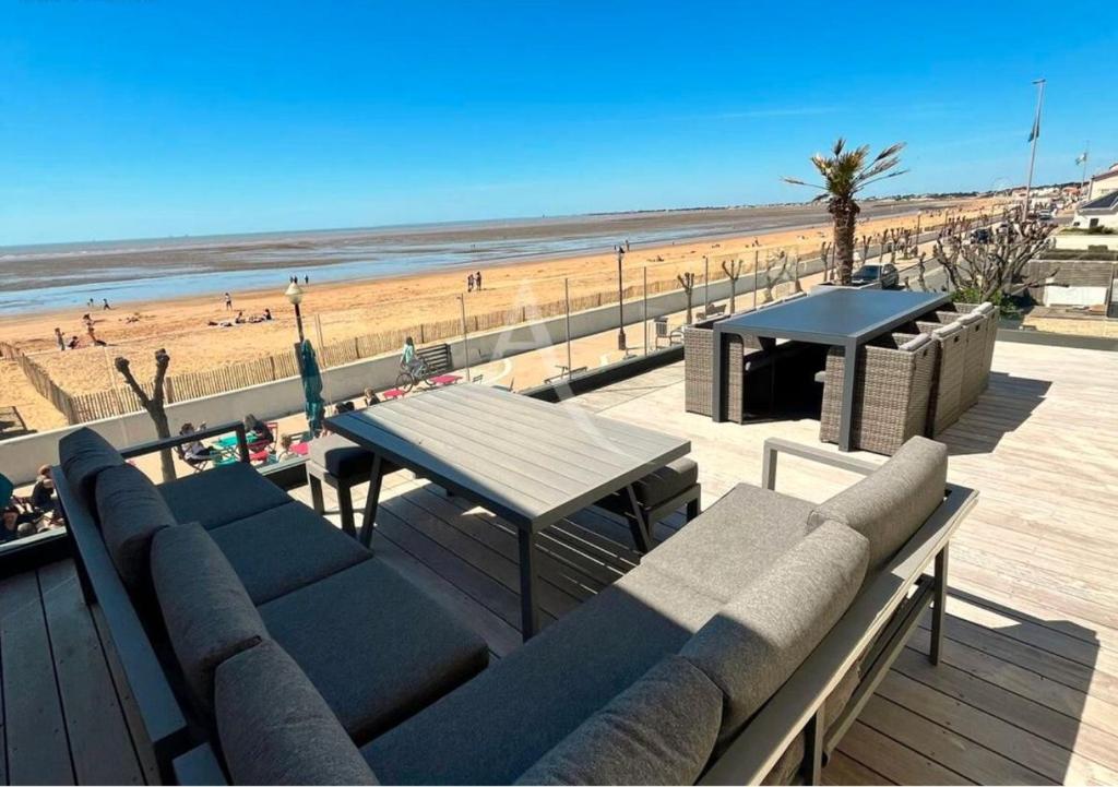 Blick auf den Strand vom Balkon eines Strandhauses in der Unterkunft Villa Ô Dunes in Châtelaillon-Plage