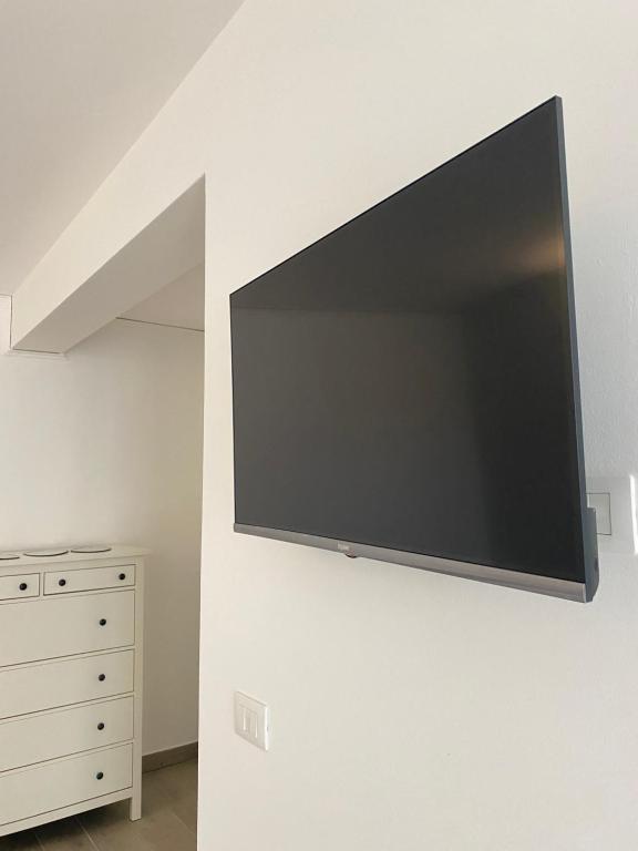 TV a/nebo společenská místnost v ubytování Monolocale moderno