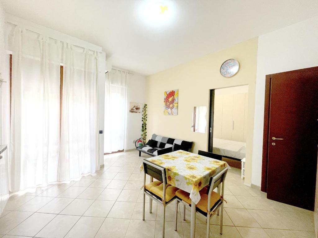 a dining room with a table and chairs and a couch at La Colonna 2km dal Centro in Siena