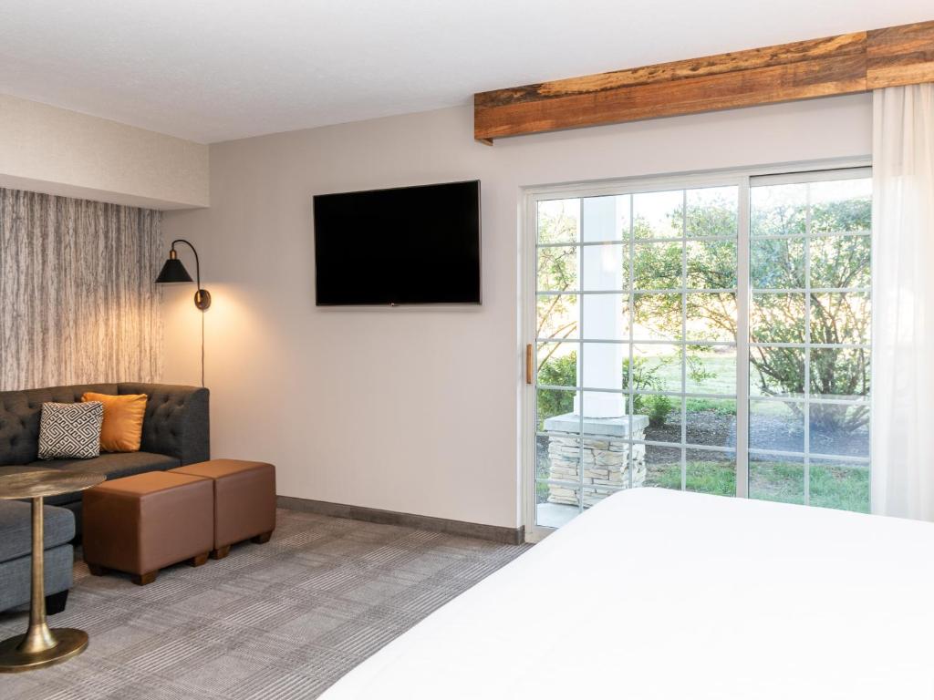 Cherry Valley Hotel - King Room With Roll-In Shower - Disability Access