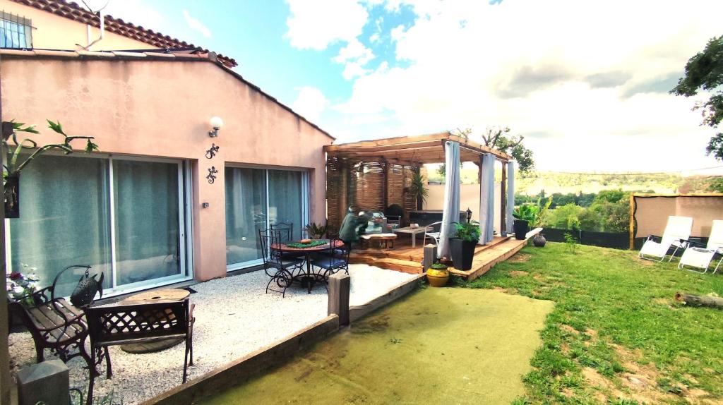 Zahrada ubytování Logement avec jardin et jacuzzi privé au cœur de la Provence pour 2 adultes 1 enfant classé 4 étoiles