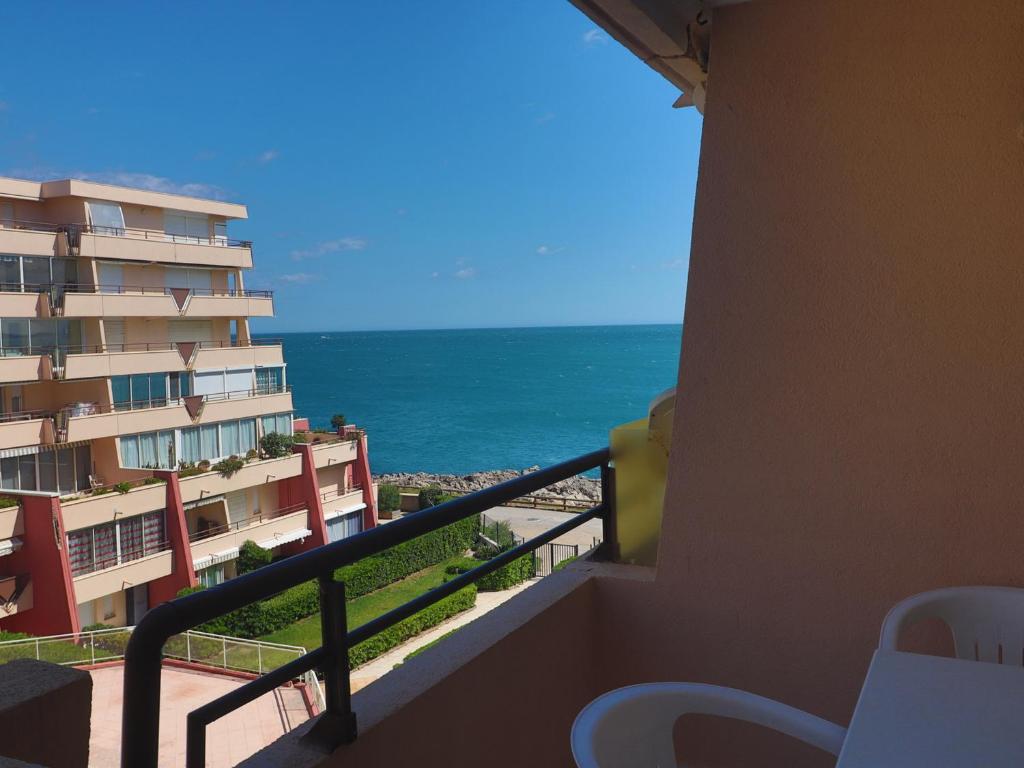 un balcon avec vue sur l'océan dans l'établissement Appartement climatisé 4/6 personnes avec parking à Sète - FR-1-472A-178, à Sète