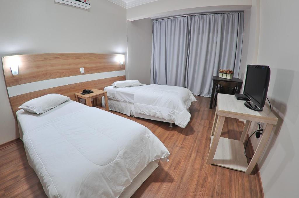 Кровать или кровати в номере Turis Hotel