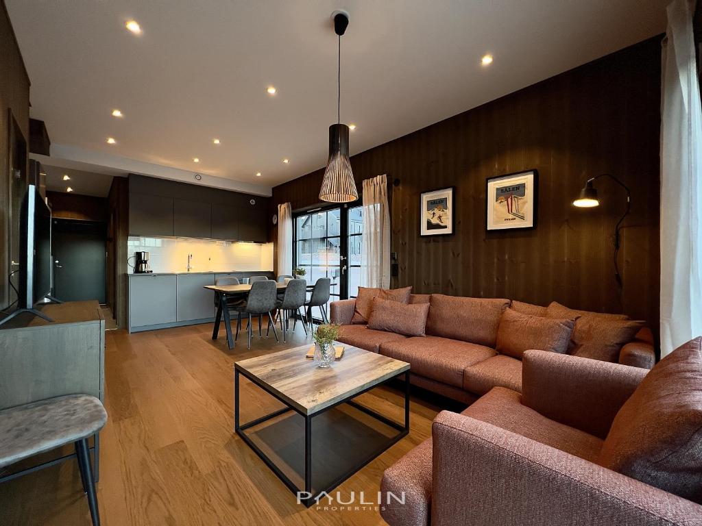 una sala de estar con un sofá y una mesa en Lindvallen Ski Resort Pool and Padel - Sauna - 6 Guests, en Sälen