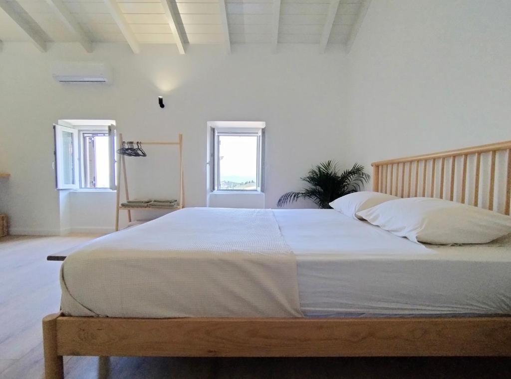 Postel nebo postele na pokoji v ubytování Olive Grove boutique studio apartments