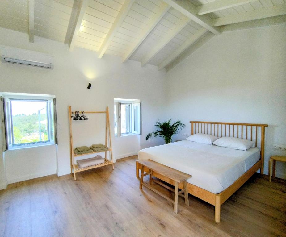 Postel nebo postele na pokoji v ubytování Olive Grove boutique studio apartments