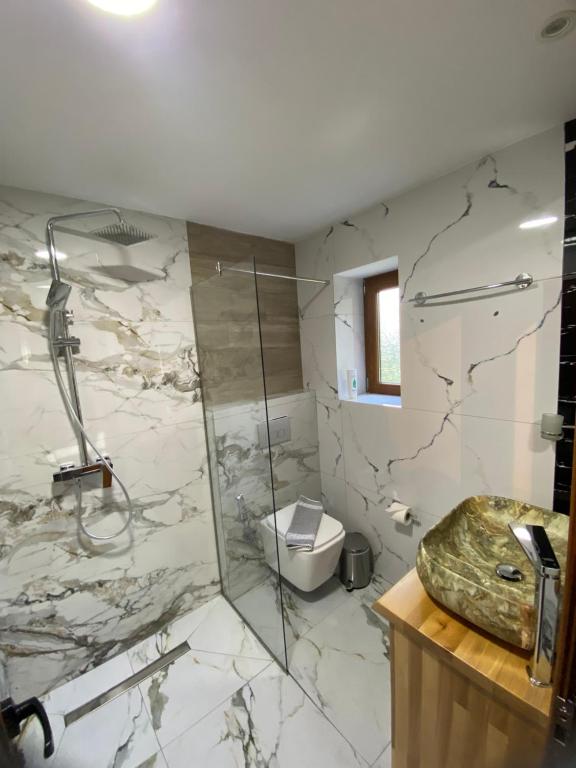 Un baño de Gegest Hotel