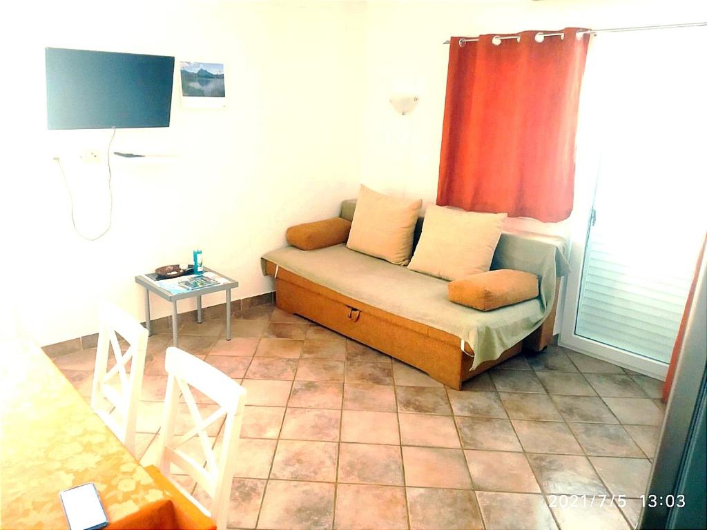 mały pokój z kanapą i stołem w obiekcie Apartmani Lucia Biograd w Biogradzie na Moru