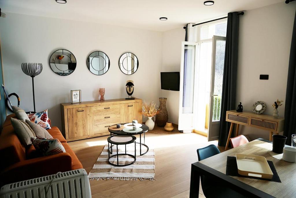 un salon avec un canapé et une table dans l'établissement Chez Margot, à La Celle-sous-Gouzon
