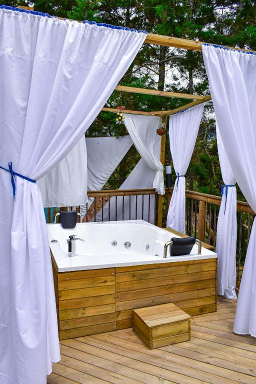 Fotografie z fotogalerie ubytování Unique Glamping / Domo Betsaida v destinaci Guatapé