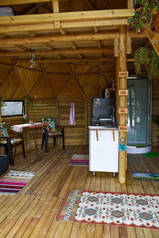 Kuchyň nebo kuchyňský kout v ubytování Unique Glamping / Domo Betsaida