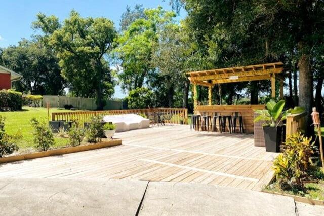 un padiglione con tavolo e sedie in giardino di Banana Leaf Villa-Island Groove-Standard Suite a Orlando