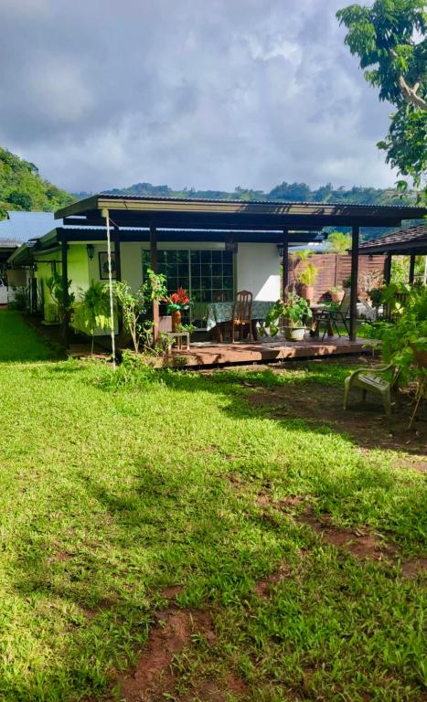 帕皮提Fare Bungalow的一栋带露台和院子的房子