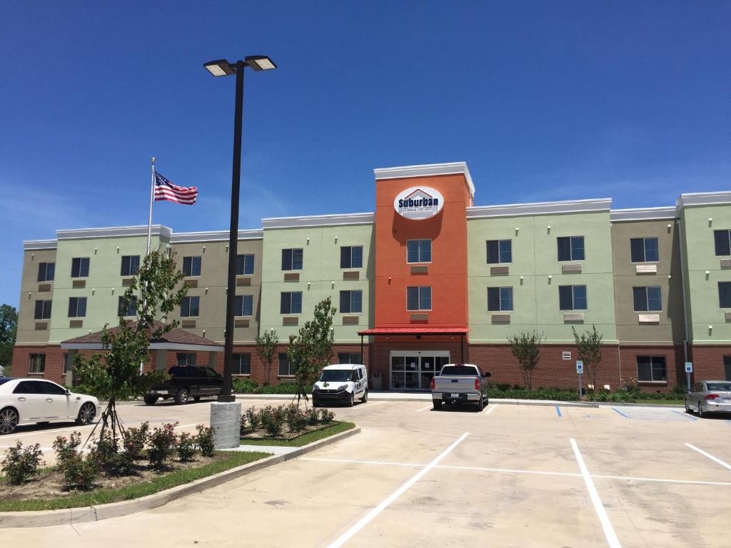 un aparcamiento vacío frente a un hotel en Suburban Studios Donaldsonville - Gonzales, en Donaldsonville