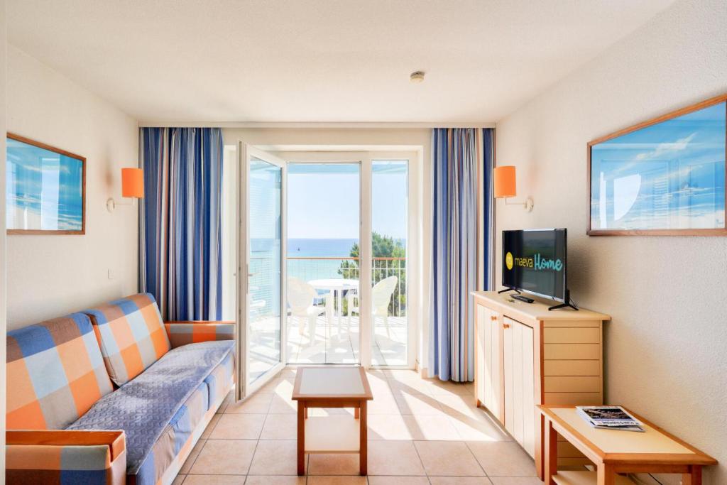 a living room with a couch and a television at Le Phare de Trescadec - maeva Home - 2 Pièces 4 Personnes Sélection MAE-3559 in Audierne