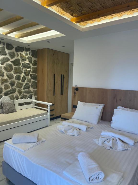 Postel nebo postele na pokoji v ubytování Acti Plaka Hotel