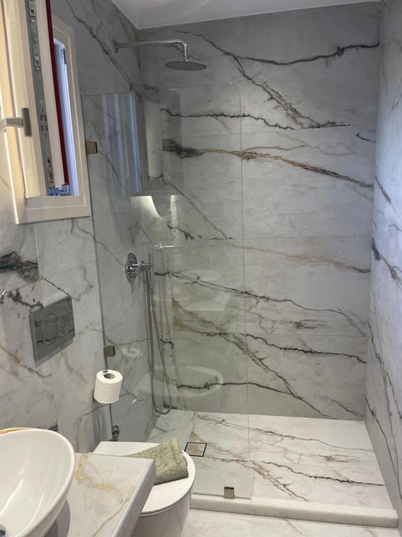 Koupelna v ubytování Acti Plaka Hotel