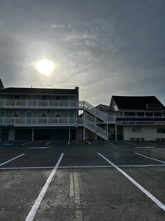 ein leerer Parkplatz vor einem Gebäude in der Unterkunft Atlantic Breeze Motel &amp; Apartments in Ocean City