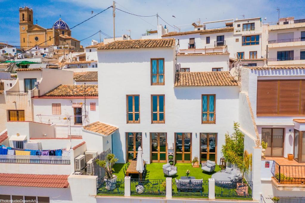 una casa blanca en medio de una ciudad en MIMAR ALTEA SOL Exclusive, en Altea