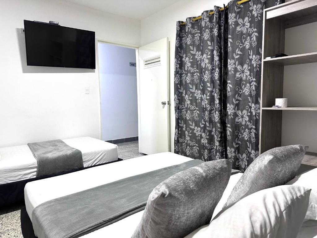 Postel nebo postele na pokoji v ubytování Hotel Guayacanes 70