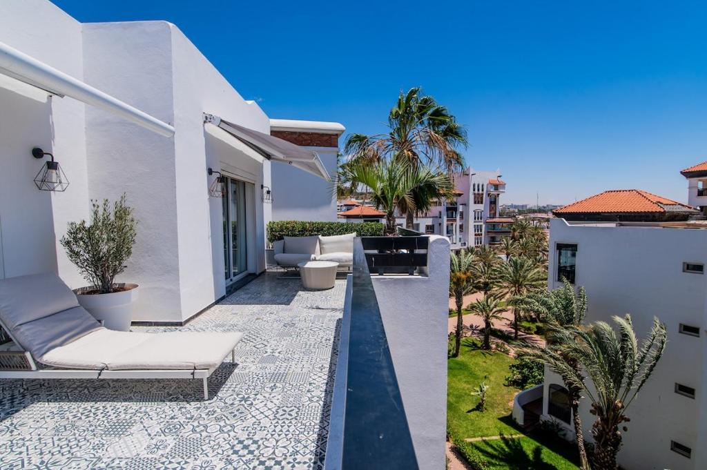 アガディールにあるAgadir Marina - Luxury on 230 sqmの白い壁と植物のある家のバルコニー