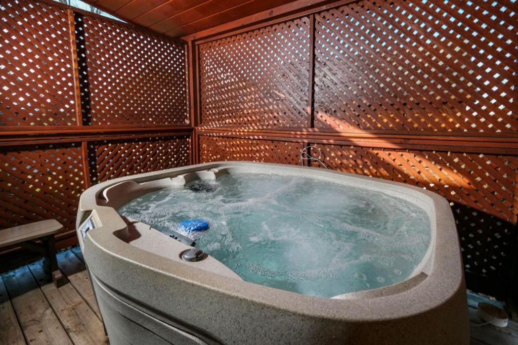 ピジョン・フォージにあるKountry Kozyの部屋にある大きな浴槽付きのバスルーム