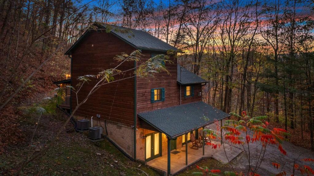 ein kleines Haus mitten im Wald in der Unterkunft Secluded~ 3 Kings~ Games~ Hot Tub + Fire Pit~ Pets in Cove Creek Cascades