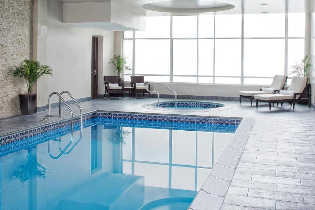 Bazén v ubytování The Westin Mount Laurel nebo v jeho okolí