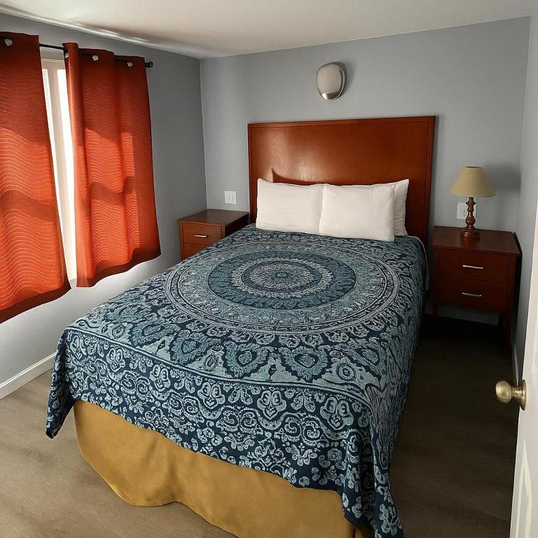 Ein Bett oder Betten in einem Zimmer der Unterkunft Atlantic Breeze Motel &amp; Apartments