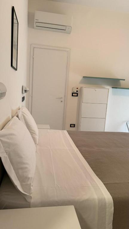 Postel nebo postele na pokoji v ubytování Hotel Ambassador Room Only