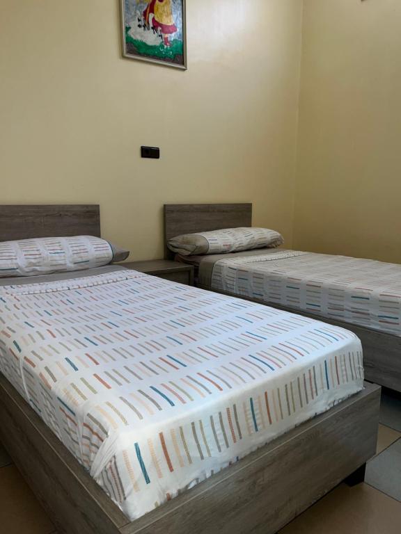 twee bedden in een kamer met ermottermott bij Al houceima in Al Hoceïma